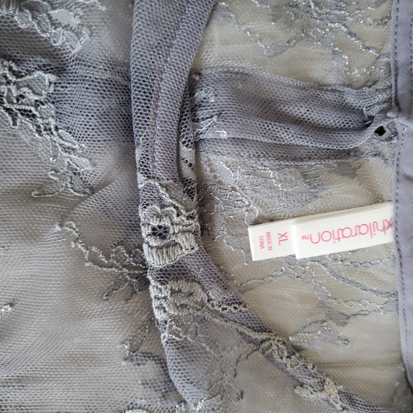 Women's tops pre-owned - Picture 2 of 4